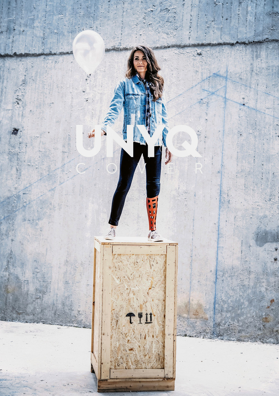 Flore Espina als Model für das Start-up-Unternehmen UNYQ, das unter anderem individuell gestaltete Prothesenprotektoren herstellt.  © uniq.com